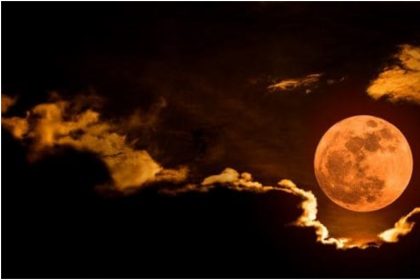 Chandra Grahan 2020: चंद्र ग्रहण के दिन इन चीजों का करे दान, मिलेगी सुख शांति और लाभ