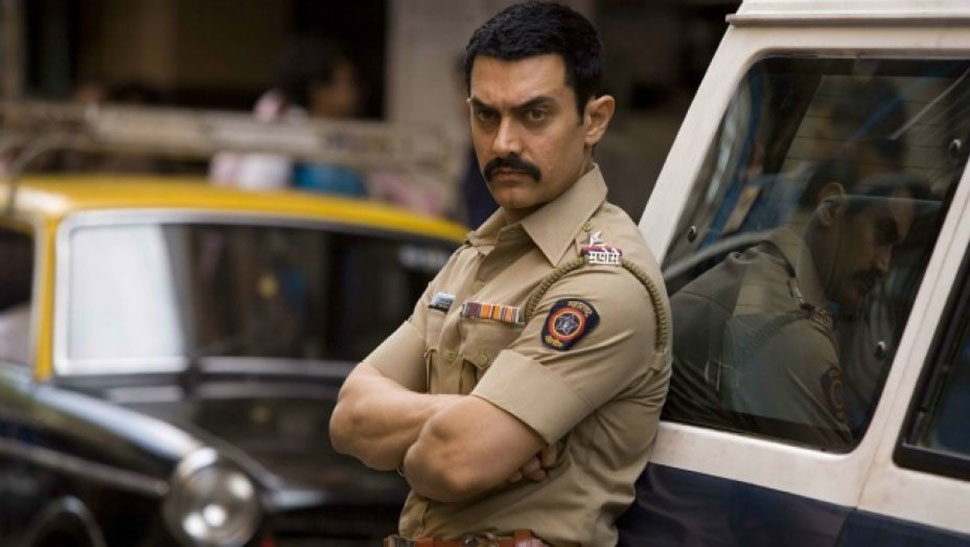 तलाश फ़िल्म में आमिर खान ने एक पुलिस का किरदार निभाया था। इस फ़िल्म में जब वो वर्दी पहन कर आए तो सबको चौंका दिया! आमिर खान की मूछों की स्टाइल लोगों को बहुत पसंद आई थी और ये काफी फेमस भी हो गई थी। अपने एंग्री मैन वाले लुक इमं आमिर बहुत ही हैंडसम भी लग रहे थे।