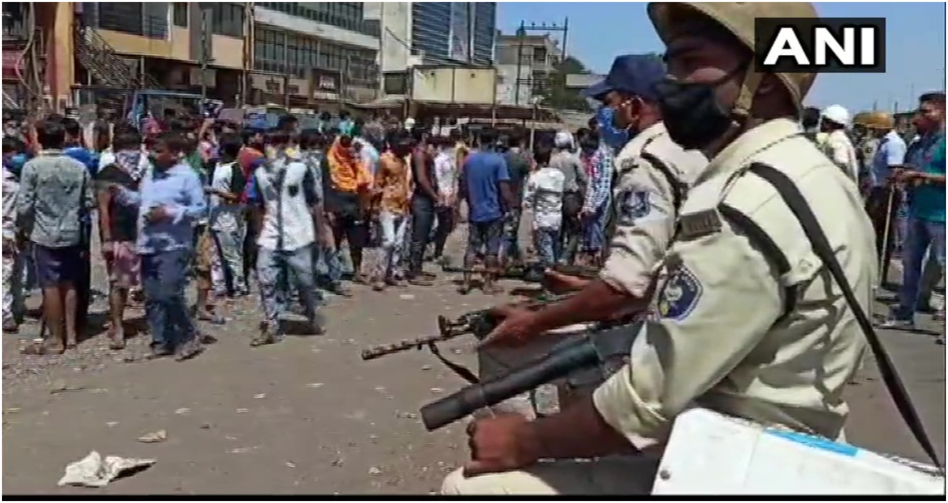 Lockdown 3.0: सूरत में पुलिस और प्रवासी मजदूरों में हुई झड़प, पुलिस ने किया लाठीचार्ज