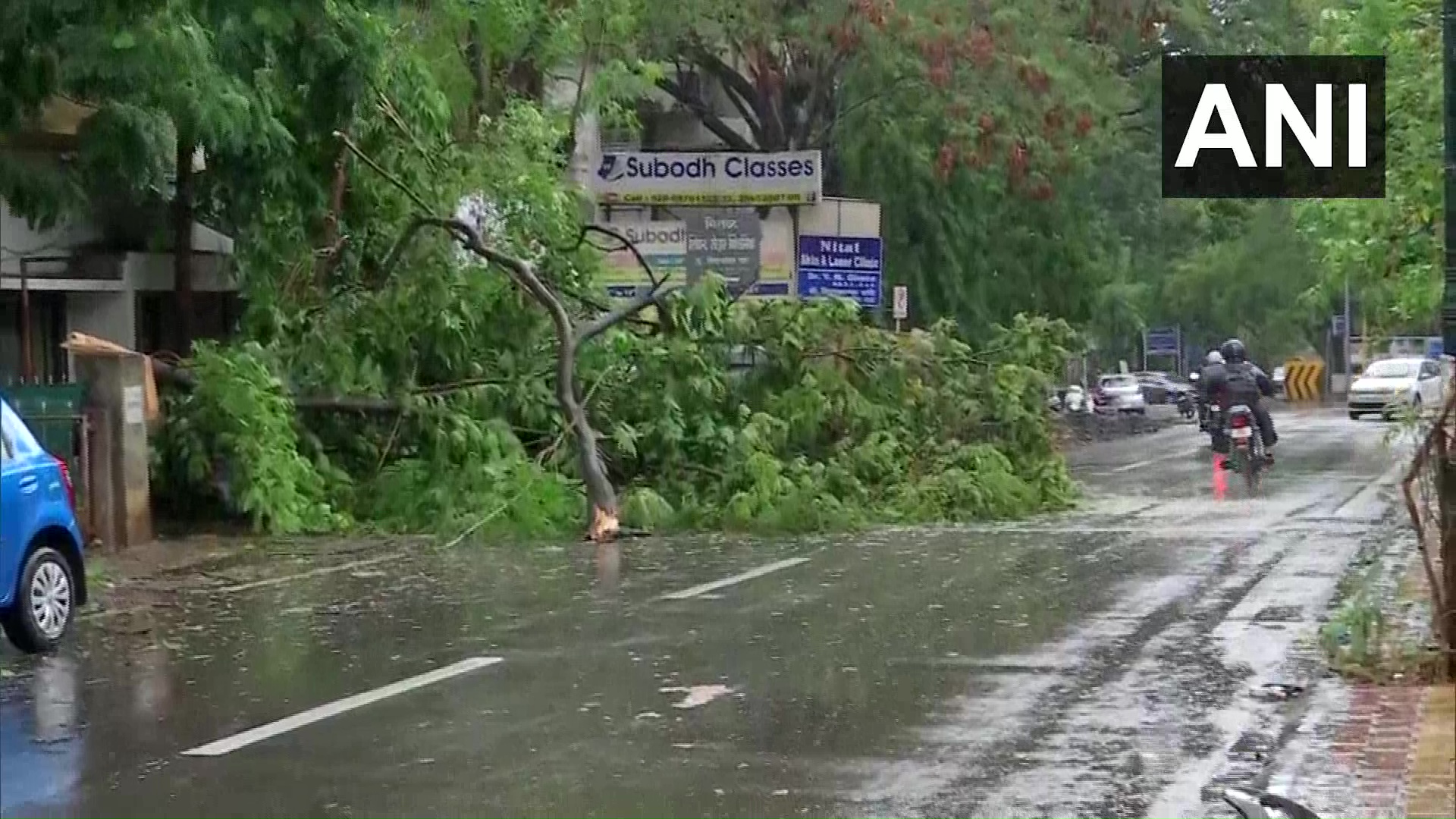 Cyclone Nisarga Updates: गुजर गया निसर्ग तूफान, छोड़ गया निशान, देखें तस्वीरें और वीडियोज