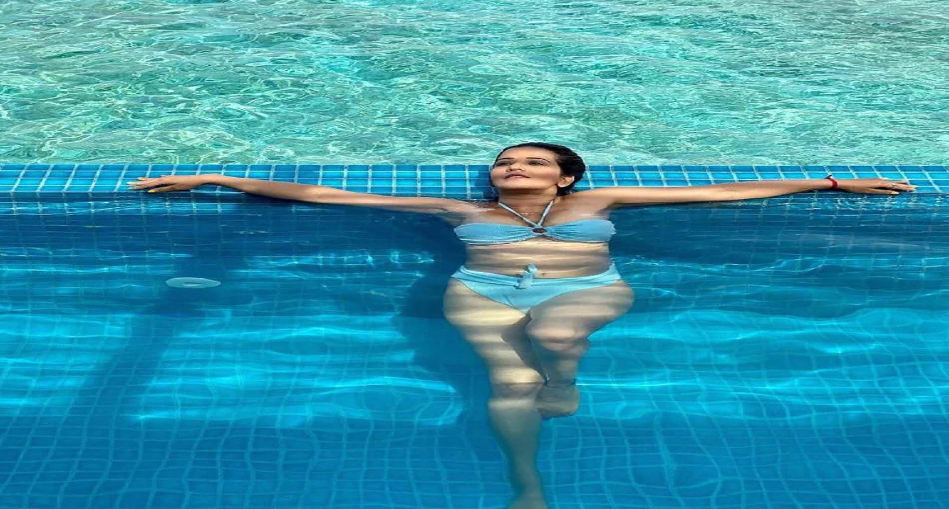 मोनालिसा ने ब्लू बिकिनी पहन पानी में लगाई ‘आग’! सोशल मीडिया पर फोटो हुई वायरल