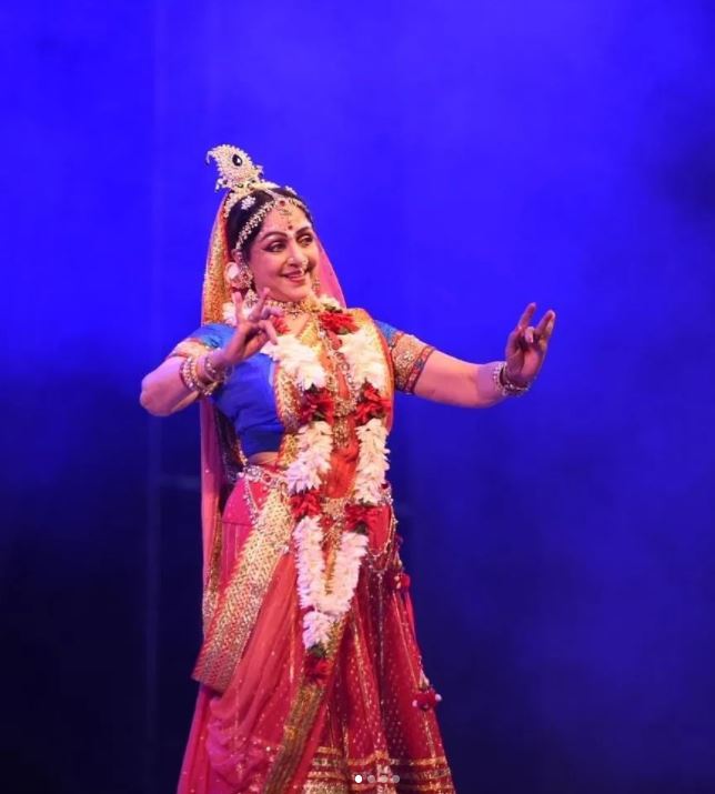 हेमा मालिनी (Hema Malini) ने भरतनाट्यम में ट्रेनिंग ली हैं। उनकी बेटियां ईशा देओल और अहाना देओल भी ओडिसी डांसर हैं। उन्होंने धर्मार्थ आयोजनों के लिए परम्परा नामक एक प्रोडक्शन में हेमा के साथ प्रदर्शन किया था। उन्होंने अपनी बेटियों के साथ खजुराहो नृत्य महोत्सव में भी प्रस्तुति दी थी।