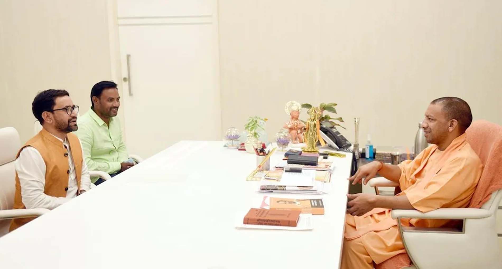 CM Yogi से मिले Nirahua और राजपाल यादव, आजमगढ़ के लिए उठाई ये मांग