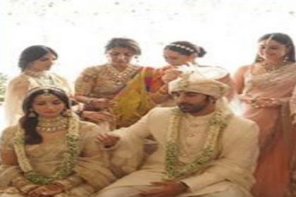 Ranbir-Alia Wedding: कपूर खानदान की बेटियों ने किया रणबीर कपूर-आलिया भट्ट का गठबंधन, देखें फोटोज