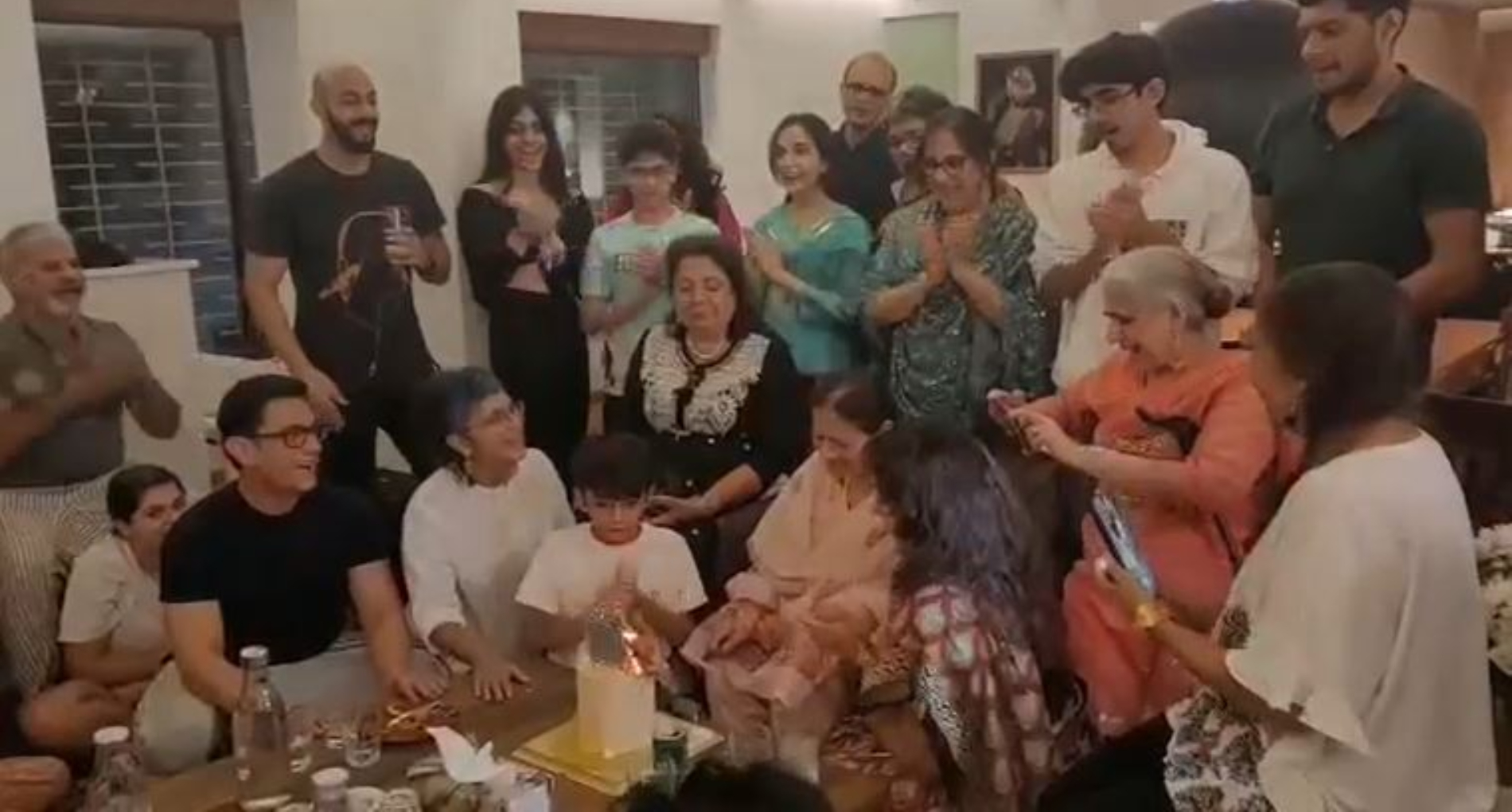 Aamir Khan ने बड़े खास अंदाज में मनाया अपनी मां जीनत हुसैन का जन्मदिन! EX Wife किरण भी थीं साथ!