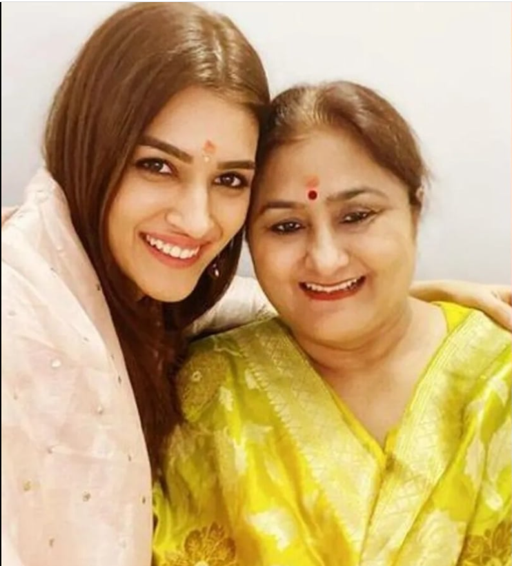 Kriti Sanon With  Mother